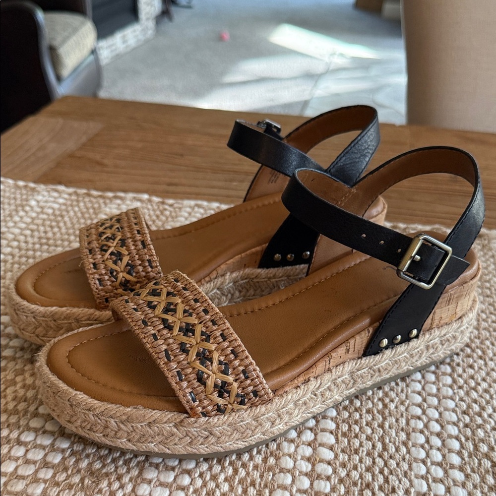 NWOT Earth Women's Sandals 9